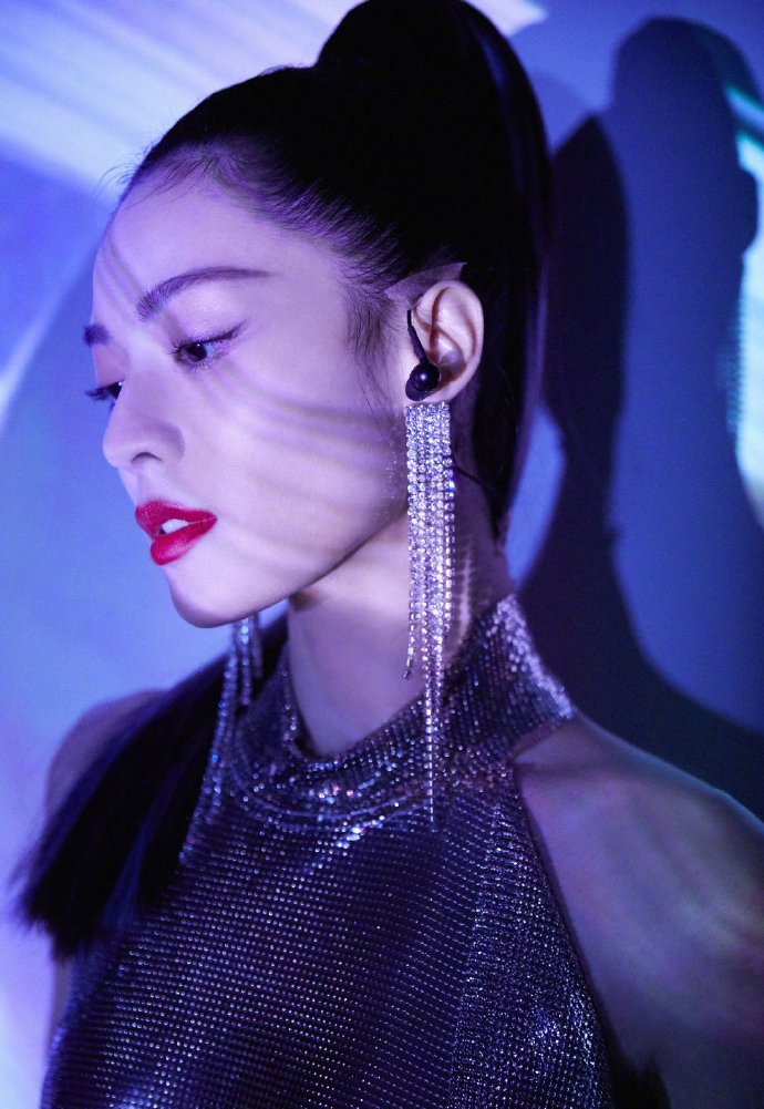 跨界歌王|新跨界歌王钟楚曦的造型又帅又飒！利落高马尾银色连衣裙，太撩人