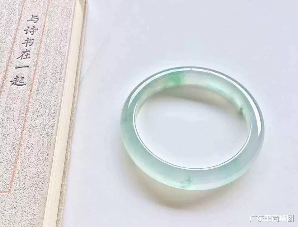 翡翠手镯|圆条？or扁条？你的手到底适合哪种类型的翡翠手镯？