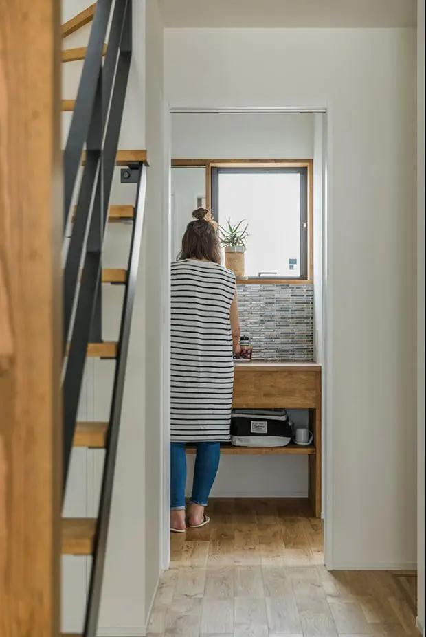 []108平复式楼造了2间厕所，玄关挖空一半，鞋子全挂墙上！