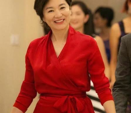 林青霞|66岁林青霞近照,两个女儿长得比她还美,老公颜值一言难尽