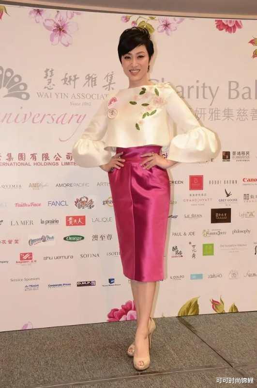 『连衣裙』陈法蓉美得霸气,穿墨绿连衣裙同框李若彤,一头超短发气场真强大