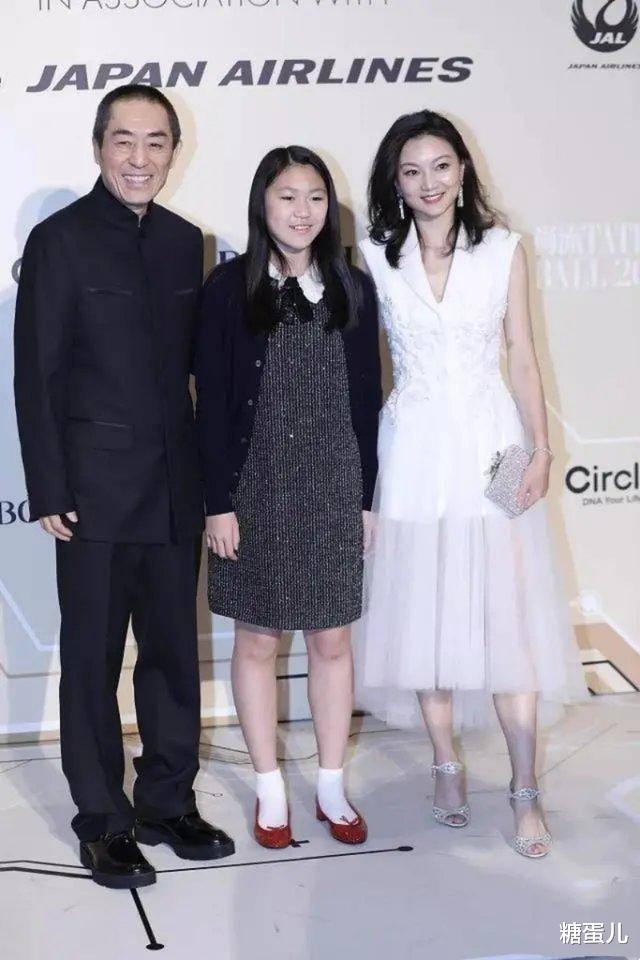 刘嘉玲|张艺谋妻子穿白裙扮清纯,衬得刘嘉玲像阿姨,但气质不是一档次!
