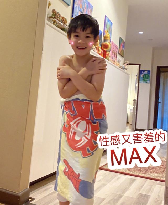『吴尊』吴尊晒儿子近照，Max萌态帅气戴耳钻，打篮球学钢琴假期超充实