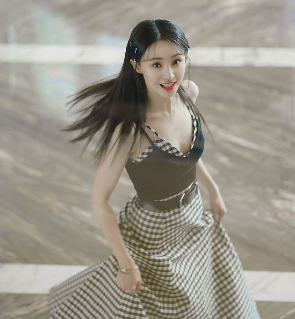 [郑爽]郑爽梳起刘海变中分，穿格子裙行走中抓拍，粉丝夸赞：仙女下凡了