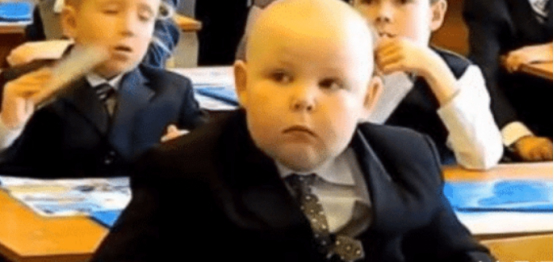 8岁小男孩因长相走红，看过照片无法淡定，网友直呼天生的大佬气质