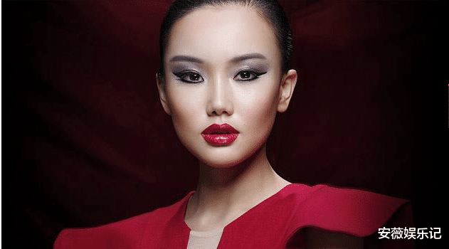 『黄龄』《浪姐》成员出道前，黄龄是排球选手，张萌是钢琴老师，她是村官