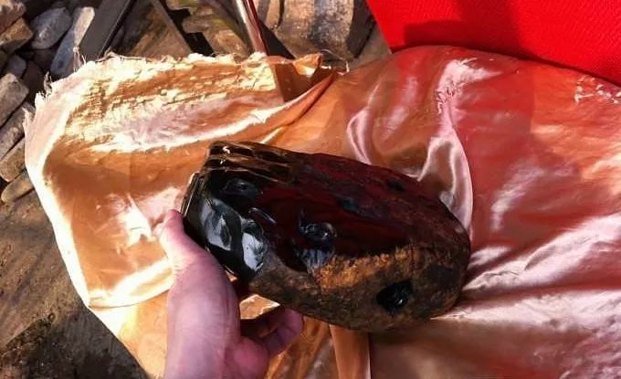 「翡翠」花三万六从老缅手上买下的蒙头料原石,意外切出7只罕见墨翠手镯