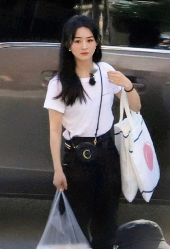 #明星素颜#赵丽颖在菜市场被路人偶遇,原相机拍下近照后,才知女明星素颜有多假