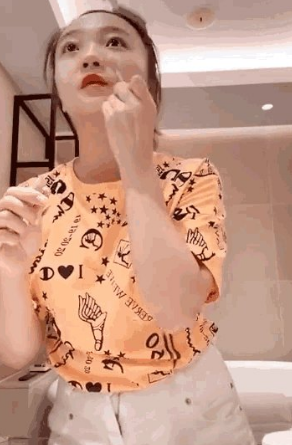 林妙可|林妙可化身美妆博主直播，小肚腩导致拉链拉不上，快点身材管理吧！