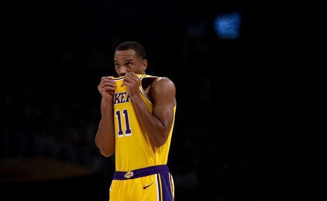 库兹马:4换2!湖人要补强最大软肋!冠军控卫紧急驰援!心疼库兹马