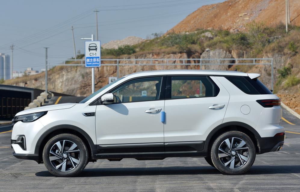 「长安汽车」开完哈弗F5，再开长安CS55PLUS，车主：实力相当