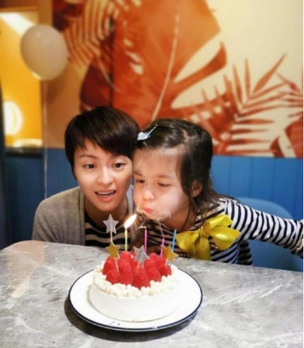 扎心|我被梁咏琪混血女儿迷住了，5岁比妈妈还惊艳，发夹穿搭太圈粉了