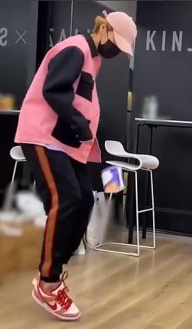 鹿晗■鹿晗把卷纸当足球踢,黄子韬问他“傻不傻”,吴亦凡收工后打篮球