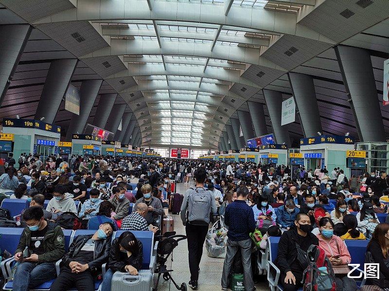 乙图|双节首日关键词是“堵”，一天旅游创收766亿，外国网友看了想哭