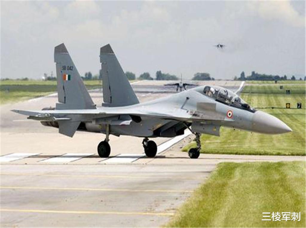 #印度#大批部队增援拉达克，坦克在公路上犹如一条长龙，俄：不甘心惨败