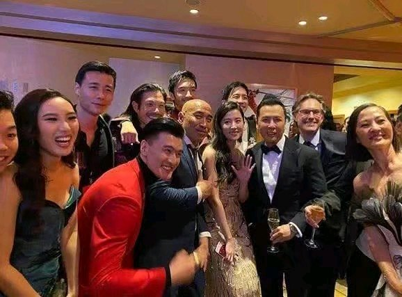 「甄子丹」甄子丹一家四口从美国全部武装反港，戴追踪手环将接受为期14天隔离