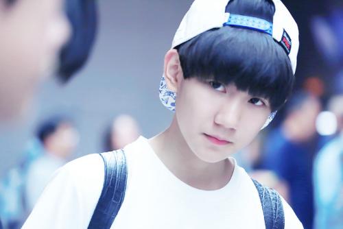 王源|爆料：王源经常找圈内人借钱，何炅跟欧阳娜娜早就知情！