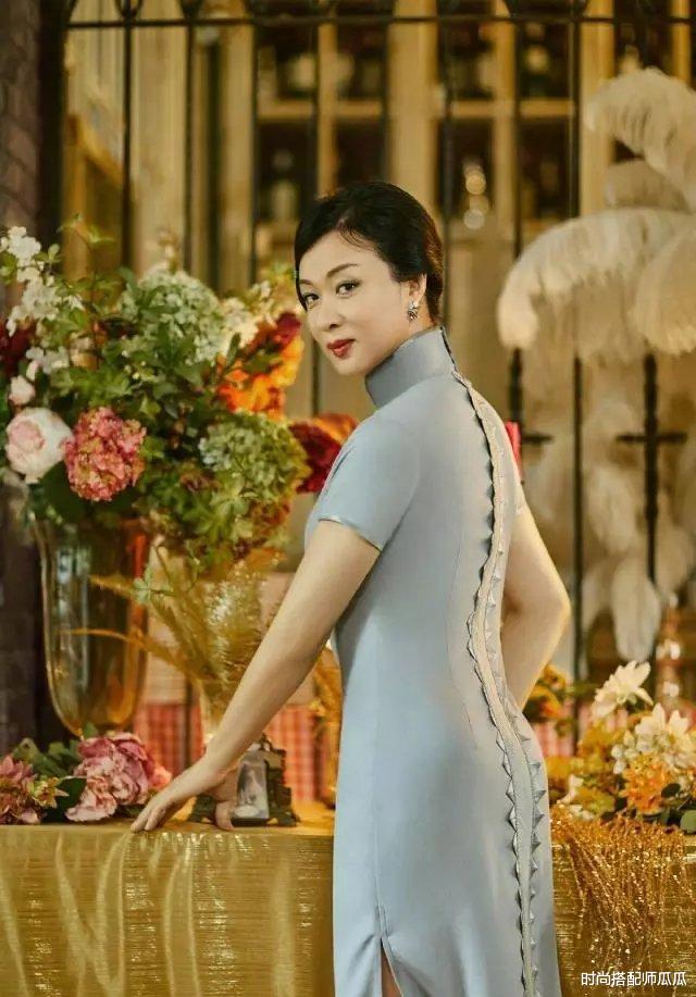 「旗袍」金星换新发型年轻20岁，穿旗袍裙宛如民国名媛，网友骨子里的优雅