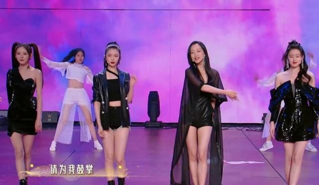 韩雪|难怪女星不愿与韩雪同框，当她穿上短裤，替旁边傅菁袁冰妍担忧