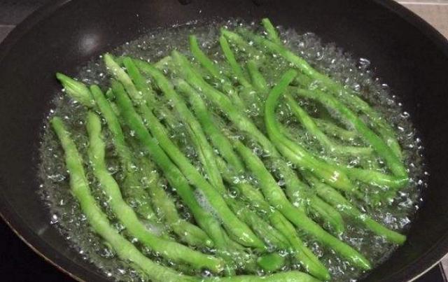 食材|没焯水就不能吃的4种蔬菜,以后可别再直接丢下锅,吃了肠胃不适