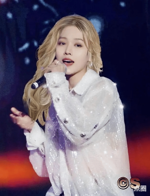 「短发」刘雨昕留长发堪称“整容”，本以为会不合适，没想到意外美到窒息