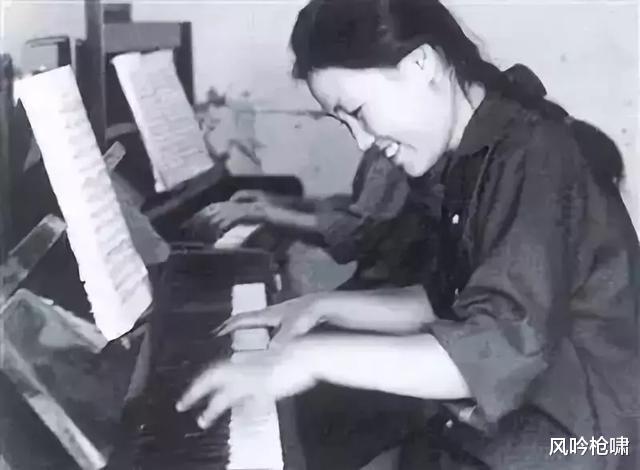 王思聪■60多岁的中国打工奶奶，王思聪认为她的钢琴水平水平比郎朗高N倍