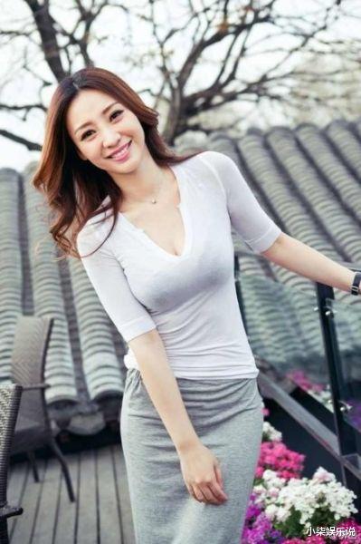 「柳岩」39岁的柳岩至今仍单身,看到她的深蹲姿势后,网友:打扰了
