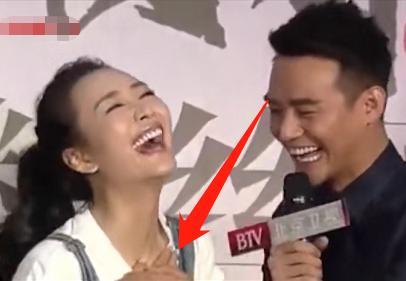 『王鸥』王鸥活动中被王凯拉开衣领,感到意外后用双手盖住,双方笑得很开心