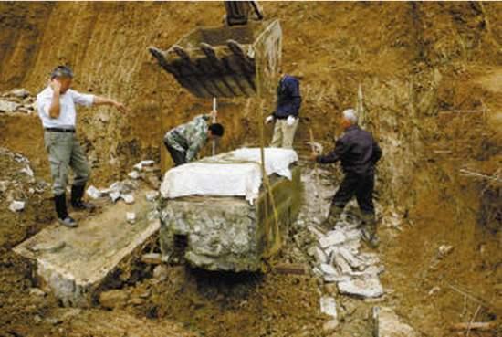 【司马睿】山东古墓挖出5岁女童，穿金戴银身着嫁衣，确定身份后令人心疼