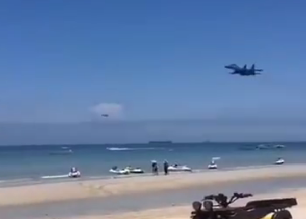 歼-11|歼11率大批武直10掠过,海滩上人群一阵惊呼,白宫慌了:前所未有