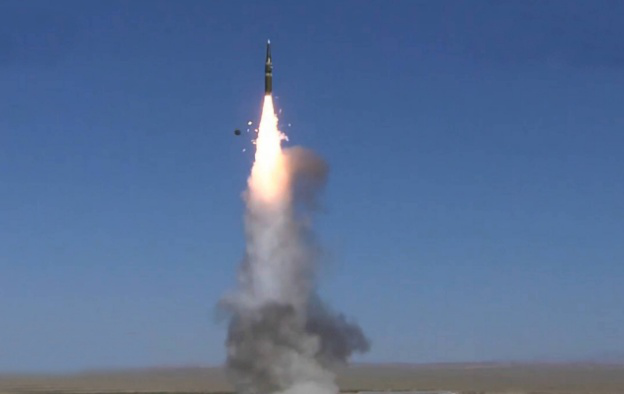 东风-26|南部海域突传巨响！东风26导弹呼啸升空，美飞行员直呼：来自两个方向