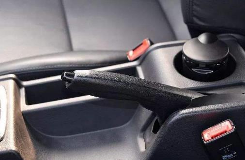 @机械手刹和电子手刹，哪种更安全？十个人里，没几个人猜对