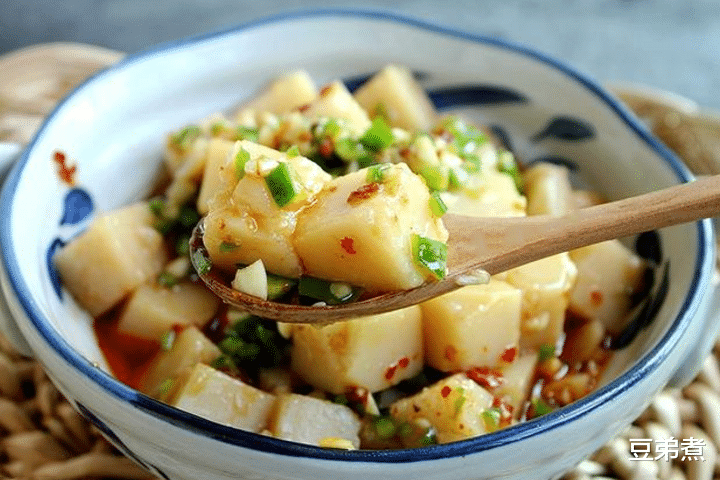 【饺子】立夏后，教你在家做凉拌米豆腐，清凉爽滑，入口即化，特好吃