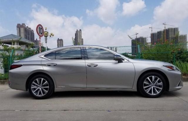 雷克萨斯ES|雷克萨斯ES300H落地价超42万，比BBA还贵，这车到底值不值得买