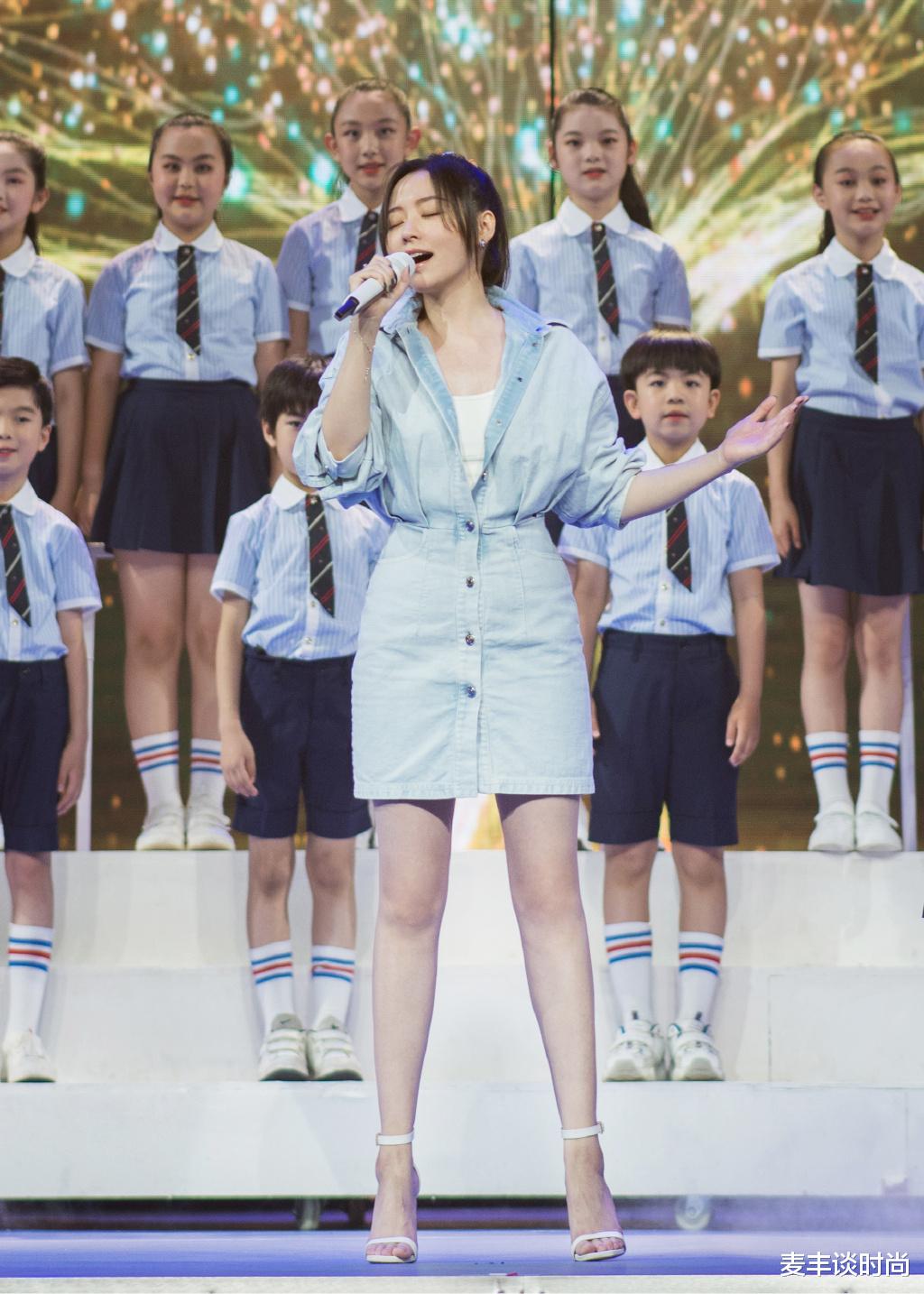 『牛仔裙』张靓颖这是“活回去”了，穿蓝色牛仔裙绑高马尾，这模样像18岁