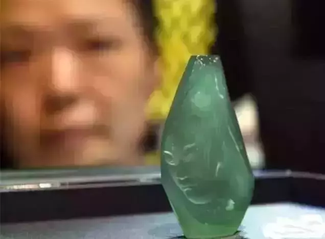 #翡翠#55克龙石种翡翠价值1500万,把玻璃种、帝王绿甩10条街!