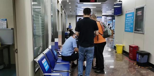 精神病|火车站一男子抱起女童从2楼扔下，目击者称或患精神病，候车室充满母亲哀嚎声