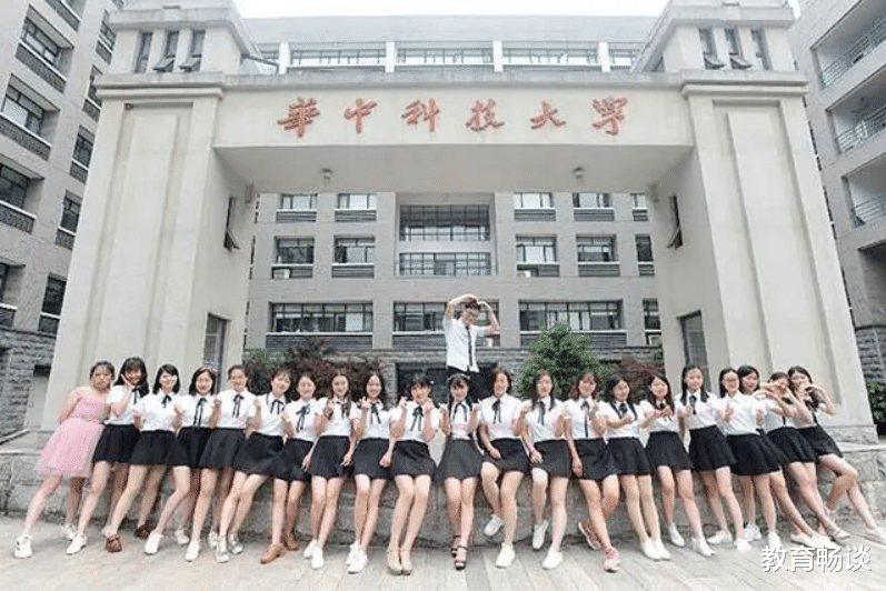 『华中科技大学』“独苗男生”毕业照：武汉华中科技大学，一个男生的骄傲