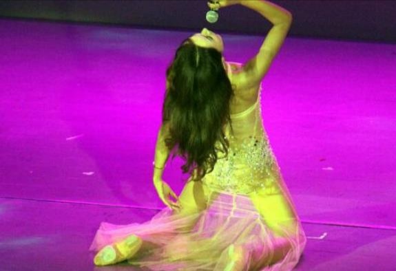 「」女星沦落到18线之后,为了“讨好”自己的粉丝,只有选择穿这种衣服了