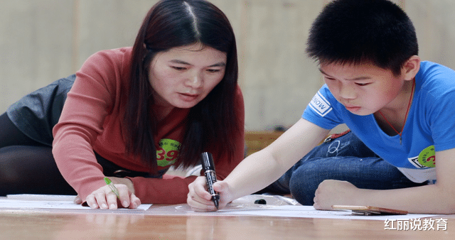 辅导班|成绩相仿的两个高中生，一个上辅导班，一个不上，3年后差距明显