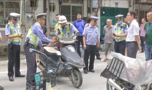 「汕头」交警清理了汕头这些小区的违法停放摩托车，包括指南里、桃园……