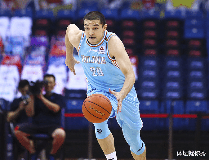 「蒋兴权」看哭了!西热力江熊抱80岁老帅蒋兴权:若没有他,我还在卖烤肉呢