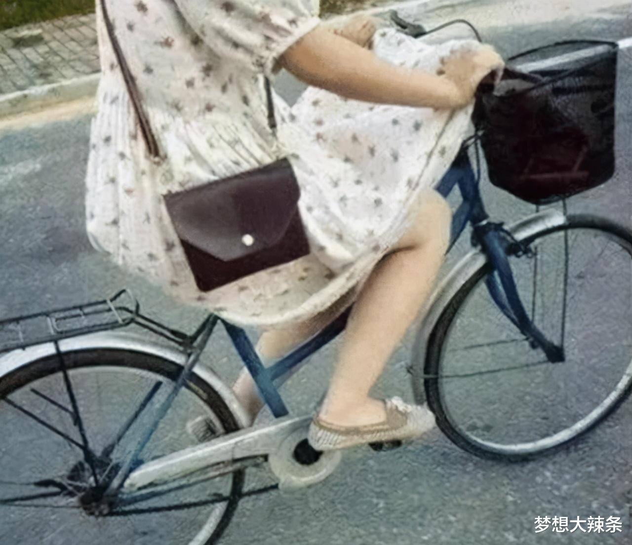 |妹子你穿裙子骑车,不会感觉漏风吗?在外要注意形象啊
