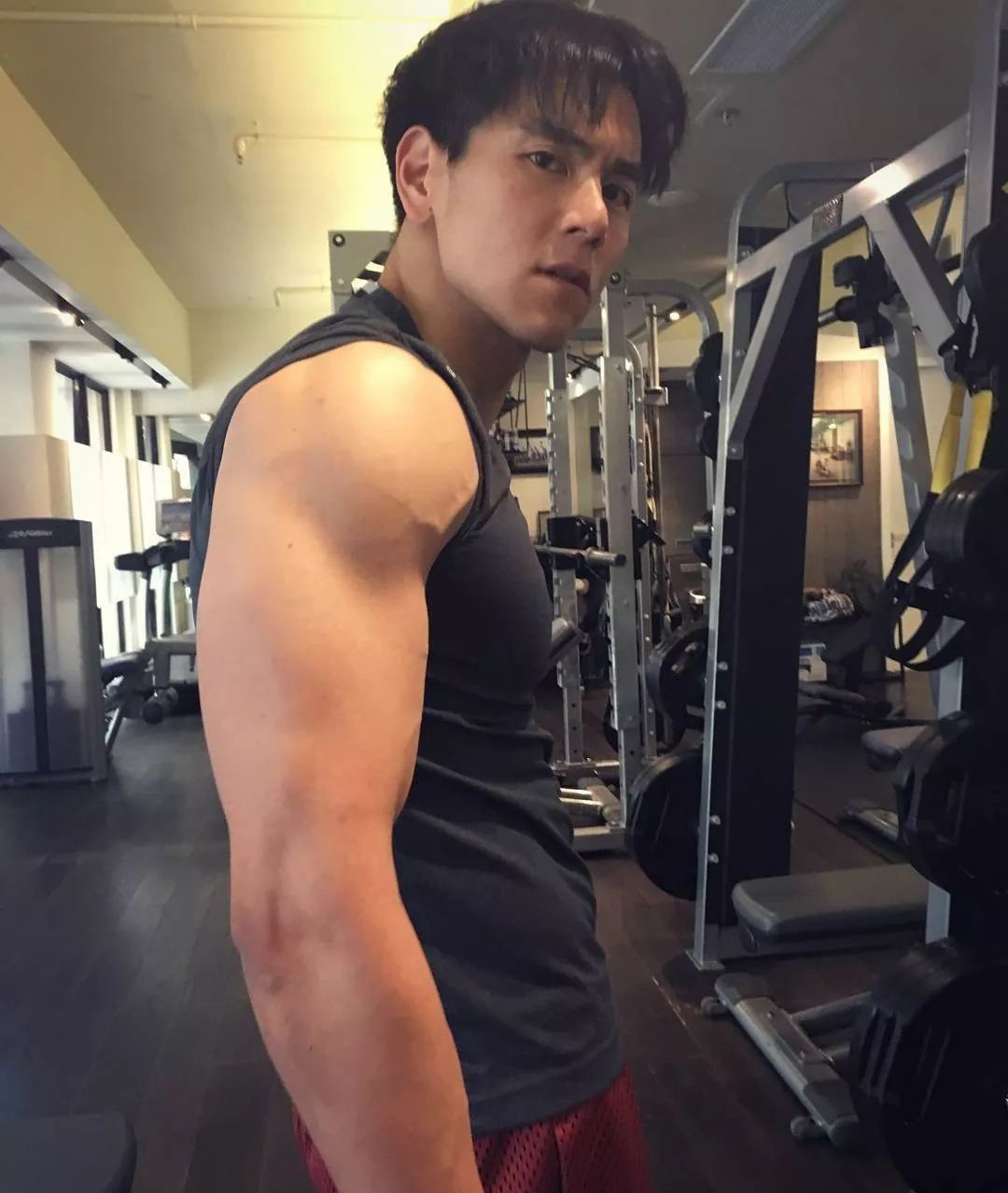 李佳琦:李佳琦回应吸烟,只是个主播!而吸烟对健身又有什么影响?