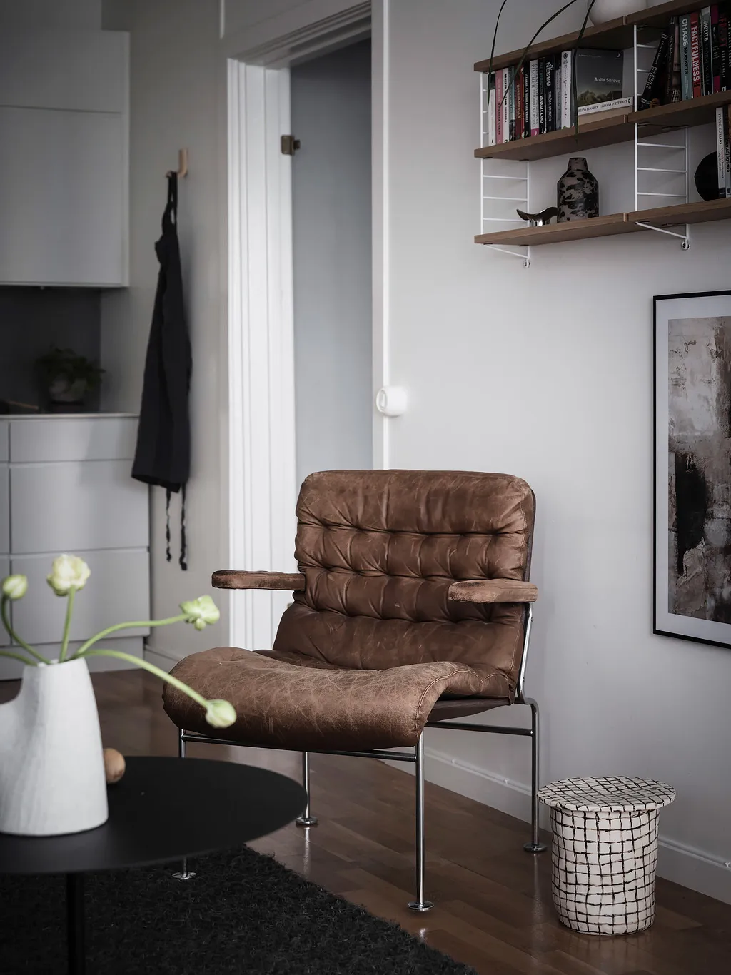 []公寓家具：49㎡小公寓卧室全刷黑，还有令人羡慕的阳台和衣帽间！