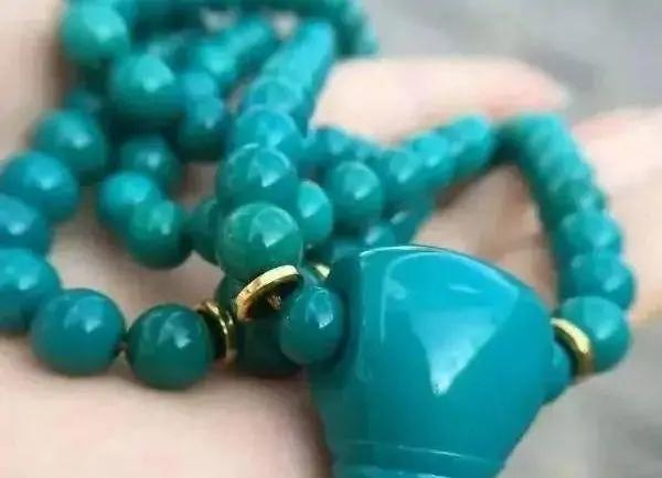 绿松石|抛开价格炒作，聊一聊什么样的松石才能玩得出来