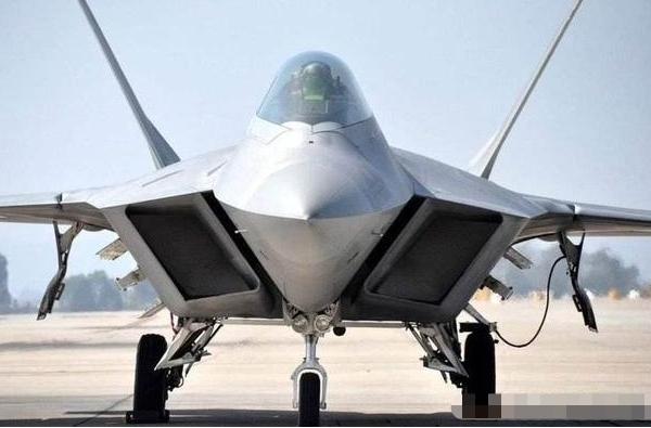 F-22|如果把歼2O的发动机装到F22身上它还能超音速巡航吗？