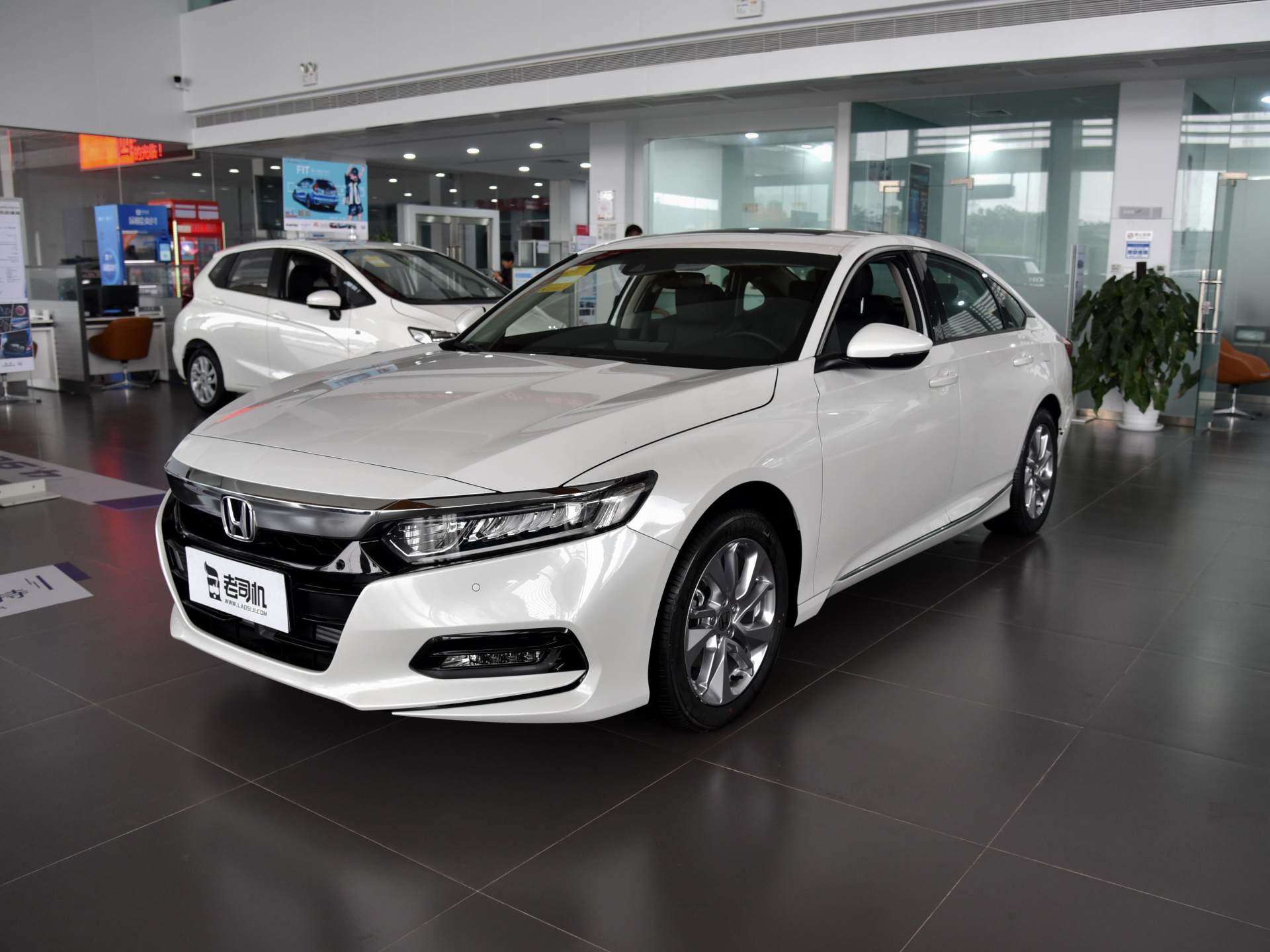 本田雅阁|2020款本田雅阁全新内饰外观,百公里油耗6L,真是太惊艳了