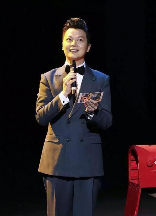 任鲁豫|他是著名“央视一哥”，娶身价上亿富婆妻子，儿子成他的骄傲