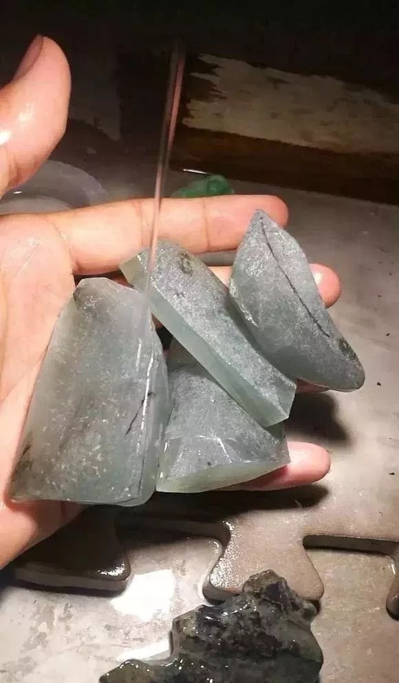 翡翠|买的一块900克的翡翠原石，做出的成品太让人喜欢了
